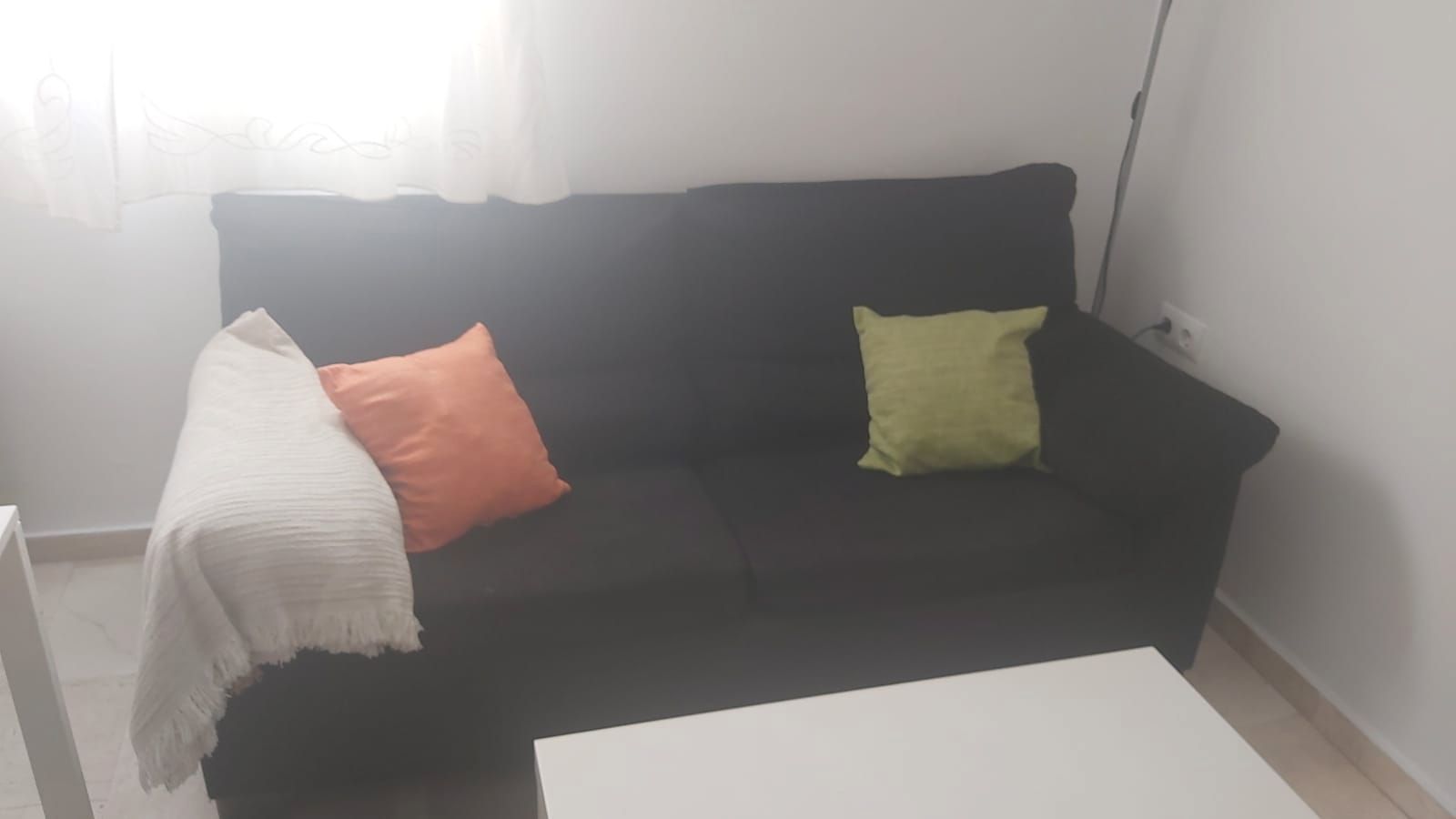 Living room of Flat to rent in  Granada Capital  with Air Conditioner, Furnished and Microwave