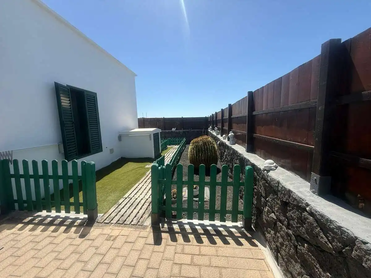 Vista exterior de Casa o xalet en venda en Teguise amb Jardí privat, Terrassa i Forn