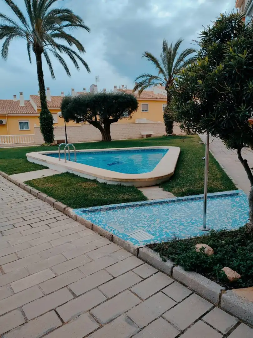 Schwimmbecken von Einfamilien-Reihenhaus zur Miete in Elche / Elx mit Privatgarten, Terrasse und Möbliert