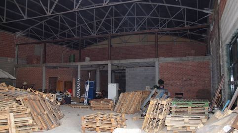 Nave con gran extension de terreno en Belgida