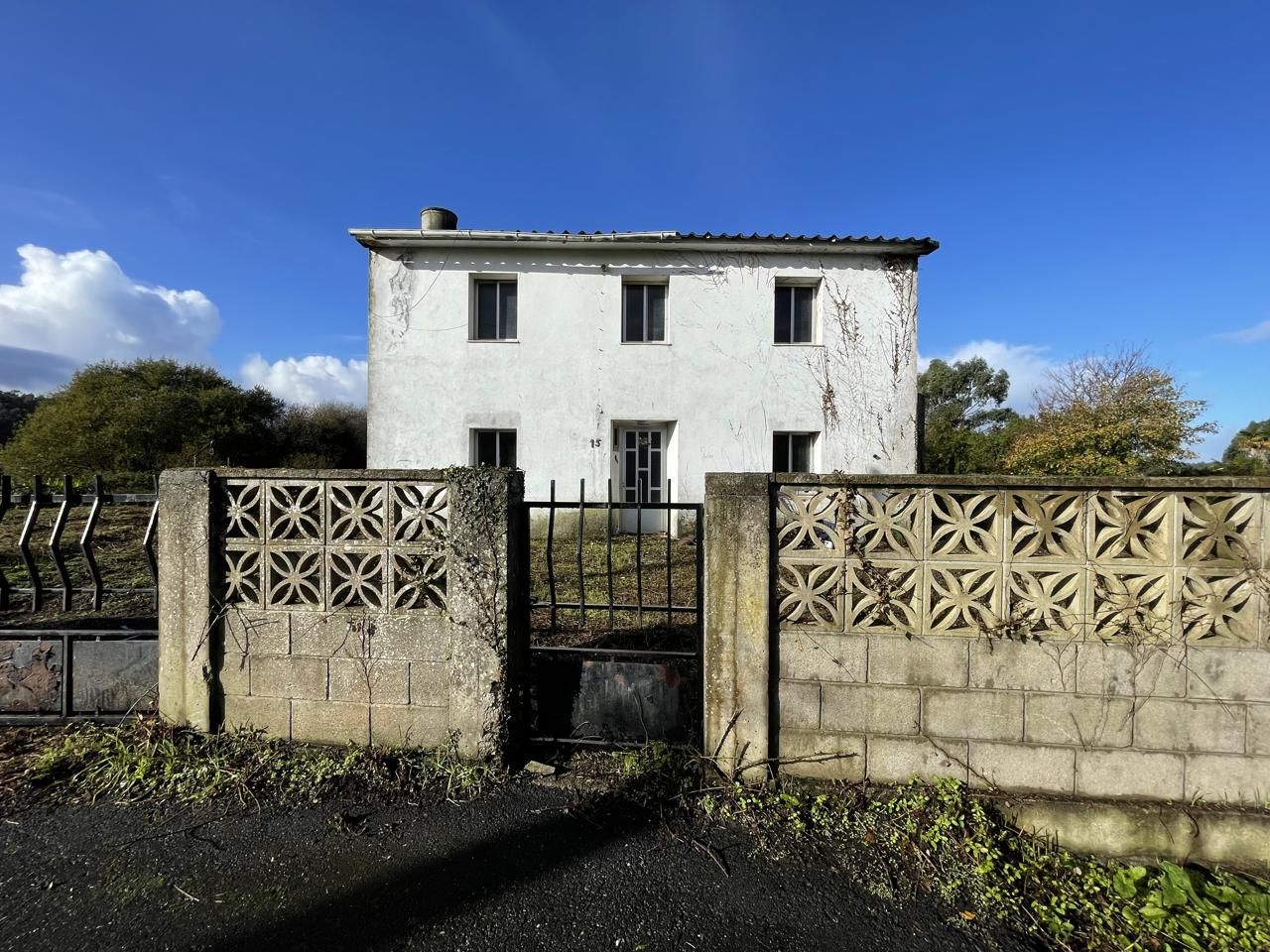 Vista exterior de Casa o xalet en venda en Oleiros amb Jardí privat i Terrassa