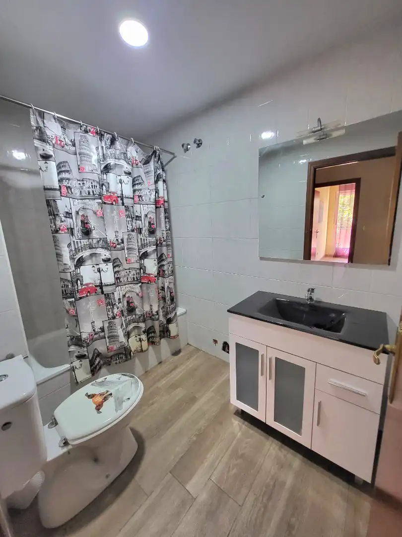 Baño de Piso de alquiler en Cáceres con Aire acondicionado, Terraza y Amueblado