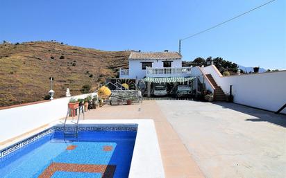 Vista exterior de Casa o xalet en venda en Nerja amb Piscina