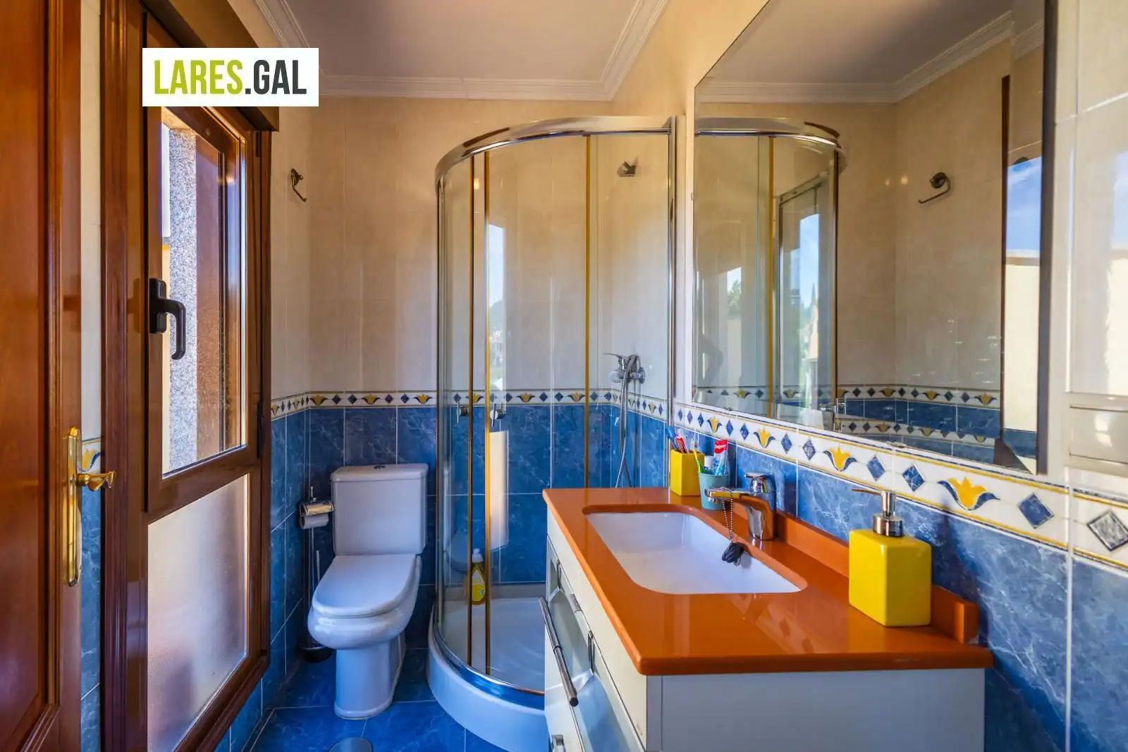 Badezimmer von Einfamilien-Reihenhaus zum Verkauf in Cangas  mit Heizung, Terrasse und Abstellraum