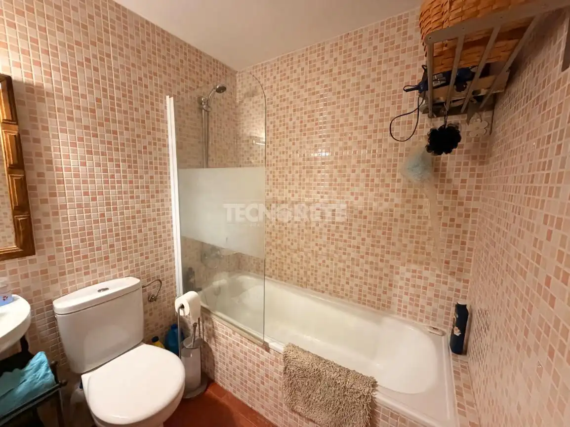Baño de Casa adosada en venta en Aldeanueva de Barbarroya con Aire acondicionado, Terraza y Amueblado