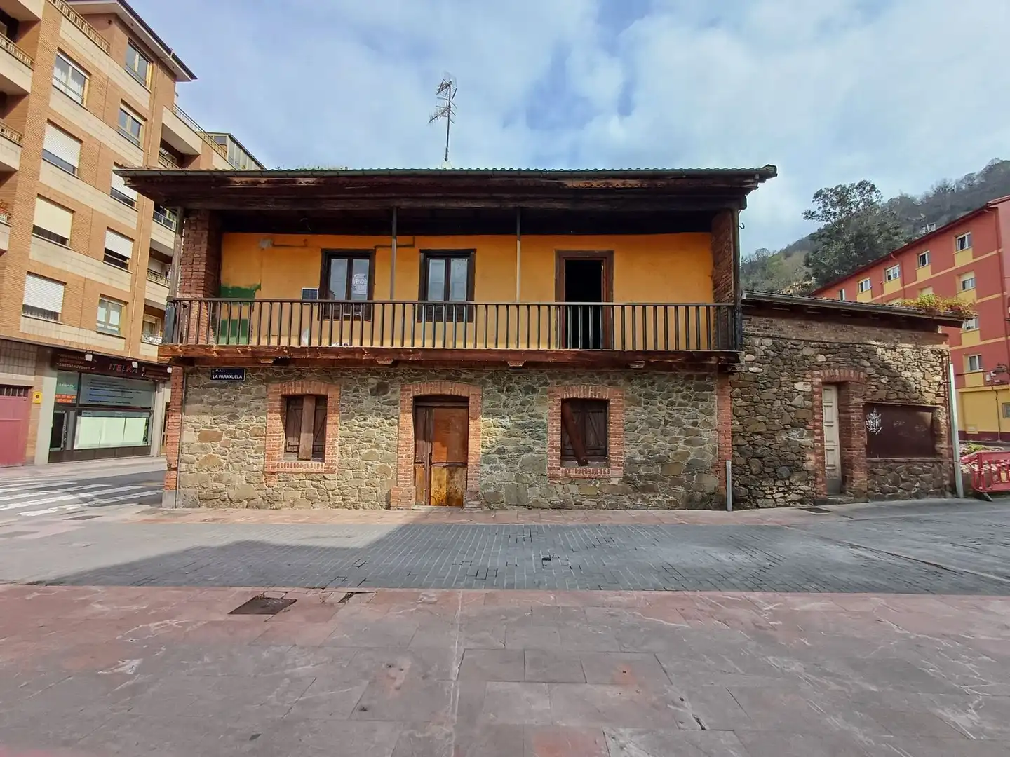 Vista exterior de Casa o xalet en venda en Mieres (Asturias) amb Terrassa i Piscina