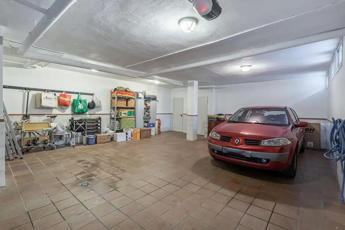 Parking de Casa adosada en venta en Granada con Calefacción, Jardín privado y Terraza