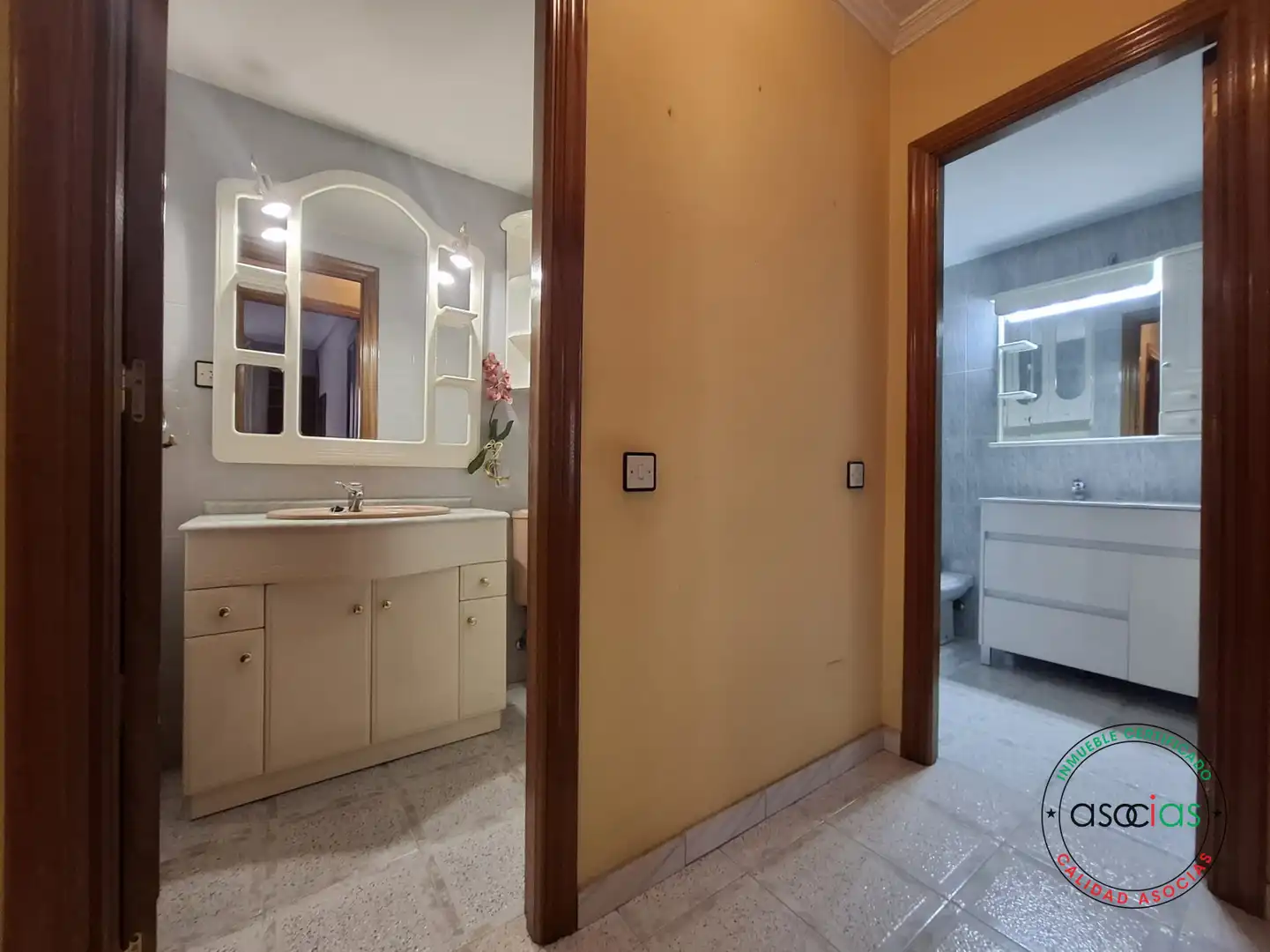 Badezimmer von Wohnung zur Miete in Gijón  mit Heizung, Parkett und Möbliert
