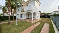 Vista exterior de Casa o xalet en venda en Chiclana de la Frontera amb Jardí privat, Parquet i Terrassa