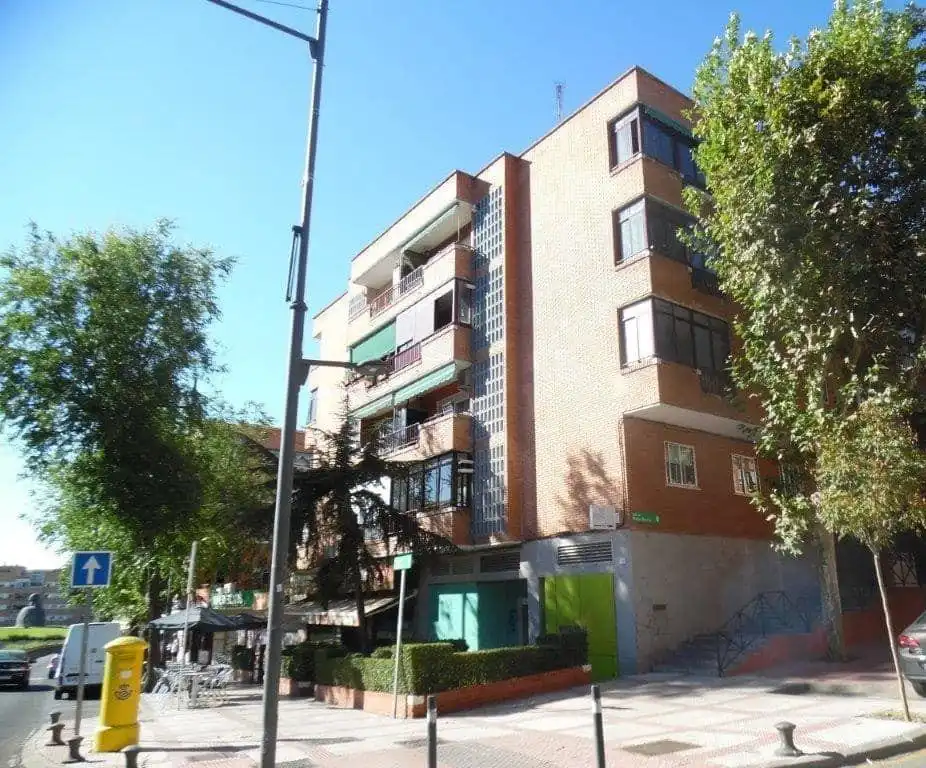 Vista exterior de Local de alquiler en Alcobendas