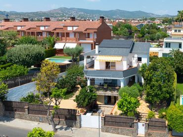 Detached house with pool for sale in Centre