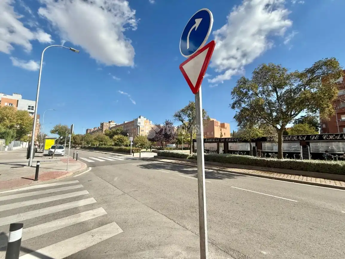 Vista exterior de Pis en venda en Madrid amb Calefacció