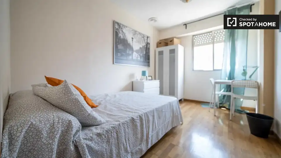 Habitación de Piso de alquiler en Valencia con Aire acondicionado, Calefacción y Amueblado