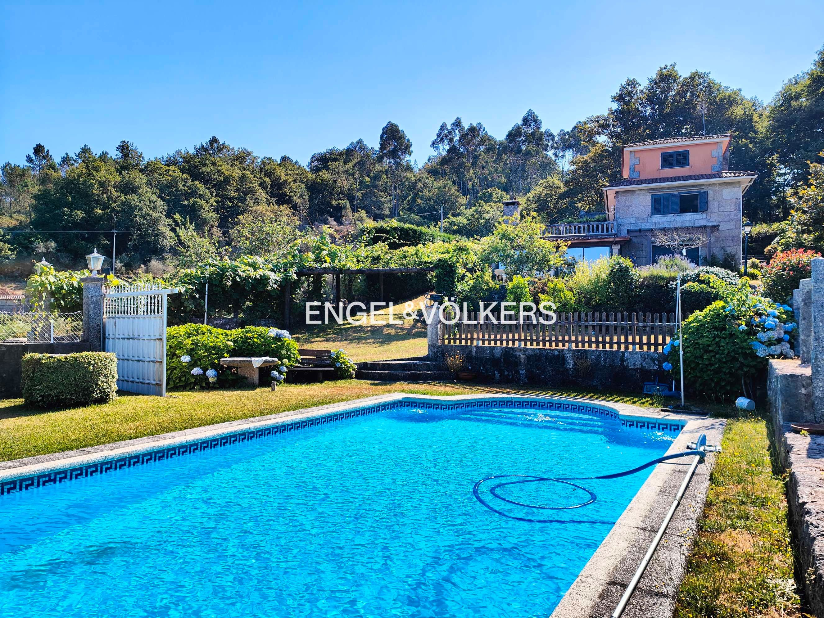Piscina de Casa o xalet en venda en Cotobade amb Calefacció, Jardí privat i Parquet