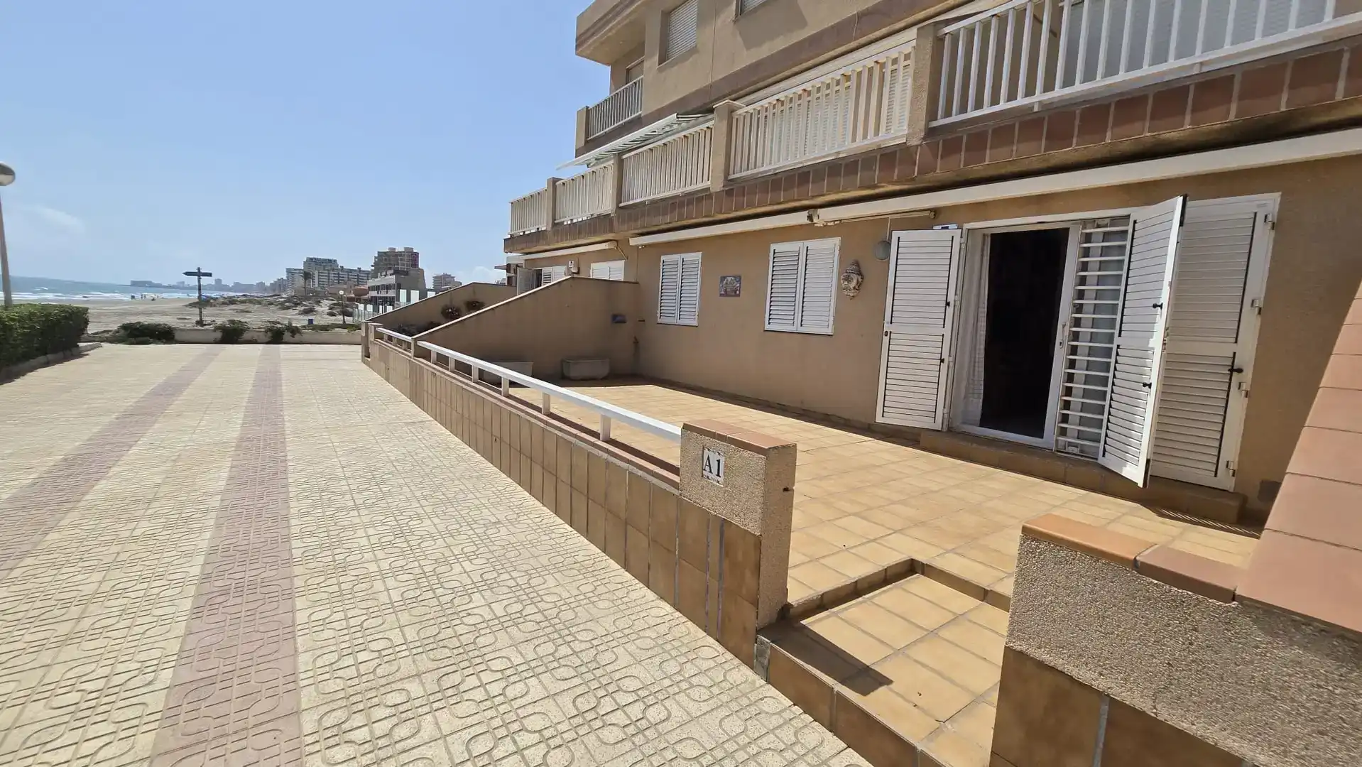 Vista exterior de Casa adosada en venda en La Manga del Mar Menor amb Traster, Piscina i Moblat