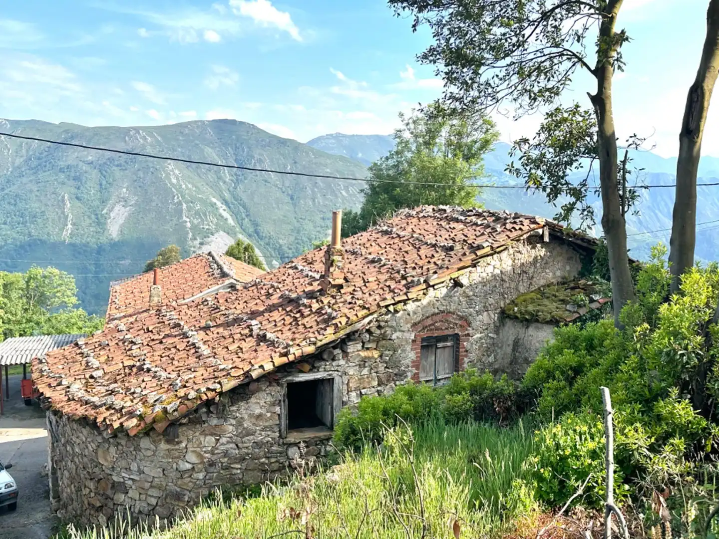 Vista exterior de Casa o xalet en venda en Salas amb Jardí privat