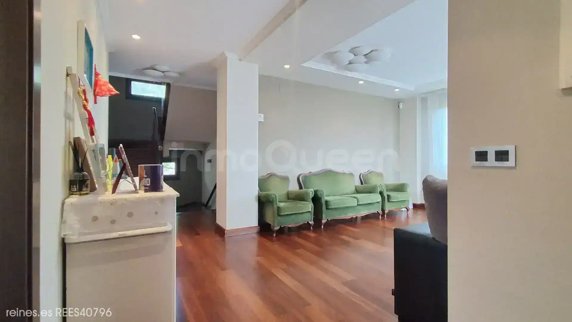 Sala d'estar de Casa o xalet en venda en Oviedo  amb Calefacció, Jardí privat i Terrassa