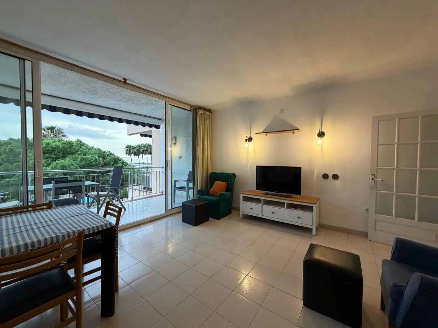 Sala de estar de Piso en venta en Palamós con Aire acondicionado, Terraza y Amueblado