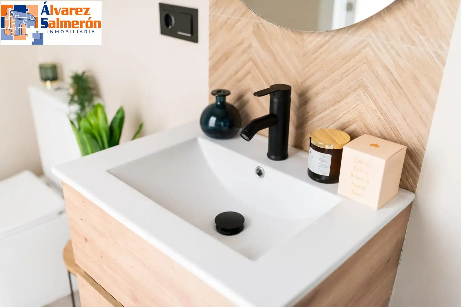 Bathroom of Study for sale in Granada  with Air Conditioner, Heating and Furnished