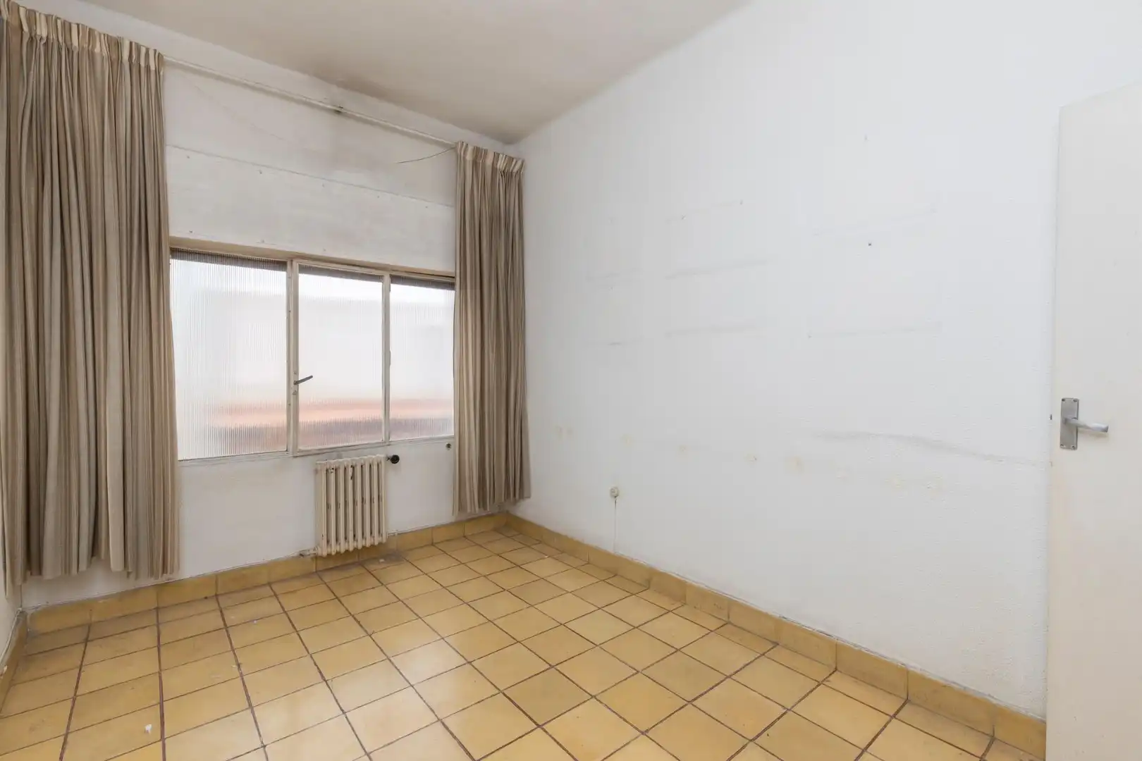 Habitación de Piso en venta en Granada con Calefacción