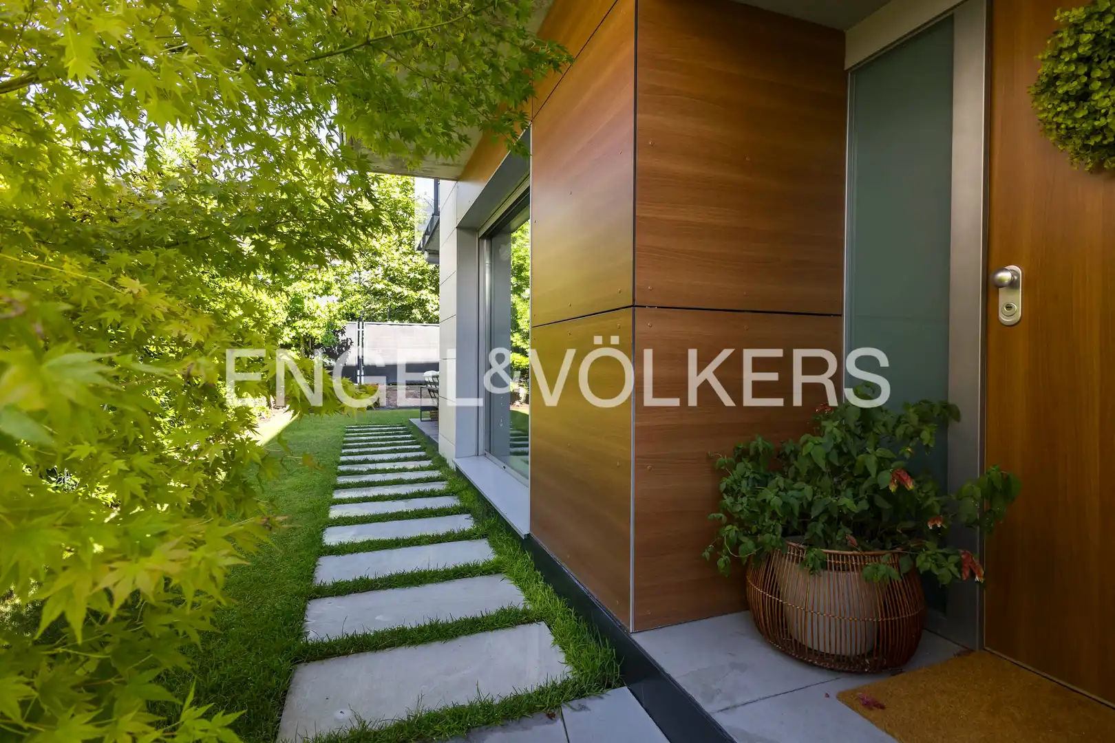 Vista exterior de Casa adosada en venta en Boadilla del Monte con Aire acondicionado, Calefacción y Jardín privado