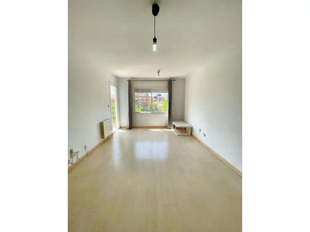 Außenansicht von Wohnung zum Verkauf in Cerdanyola del Vallès mit Heizung, Parkett und Balkon