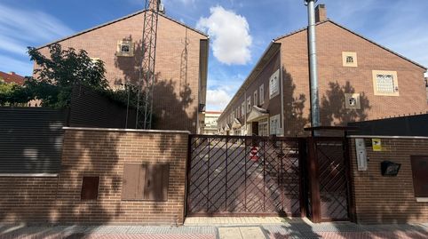 CHALET ADOSADO DE 4 PLANTAS CON PATIO DE 40 M2 Y GARAJE PARA 2 COCHES