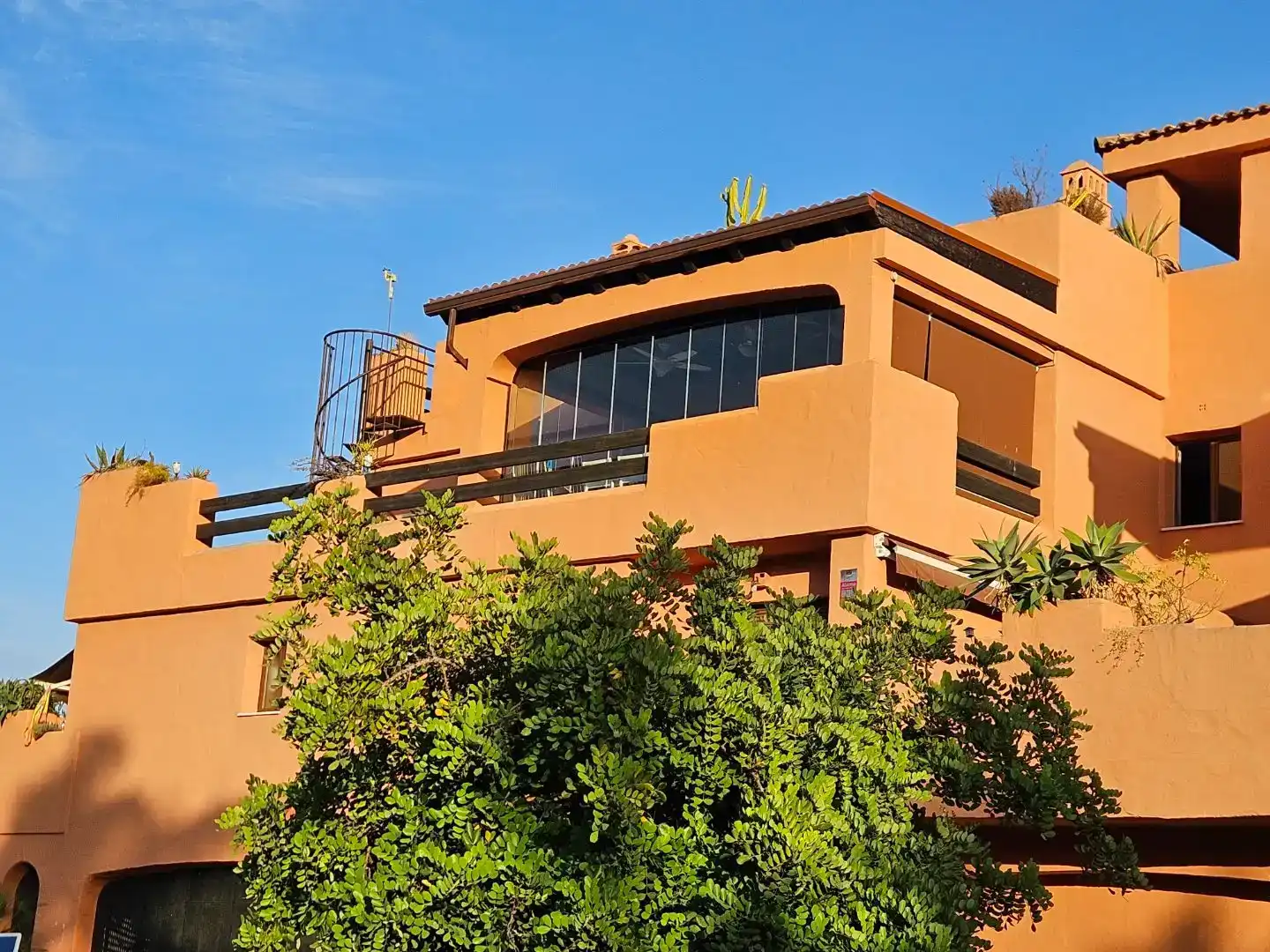 Vista exterior de Pis en venda en Estepona amb Aire condicionat, Calefacció i Jardí privat