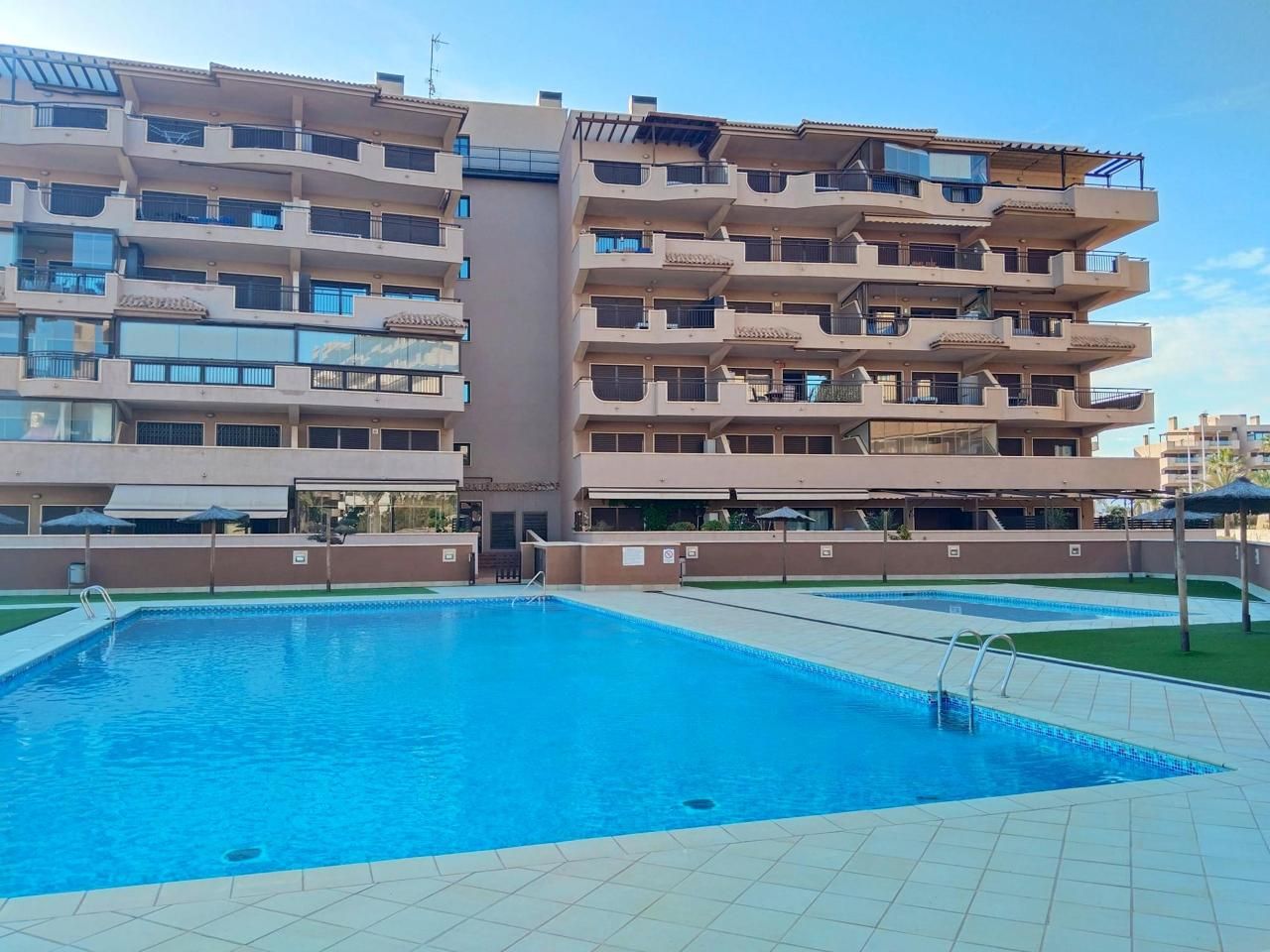 Piscina de Piso en venta en Elche / Elx con Aire acondicionado, Terraza y Piscina comunitaria