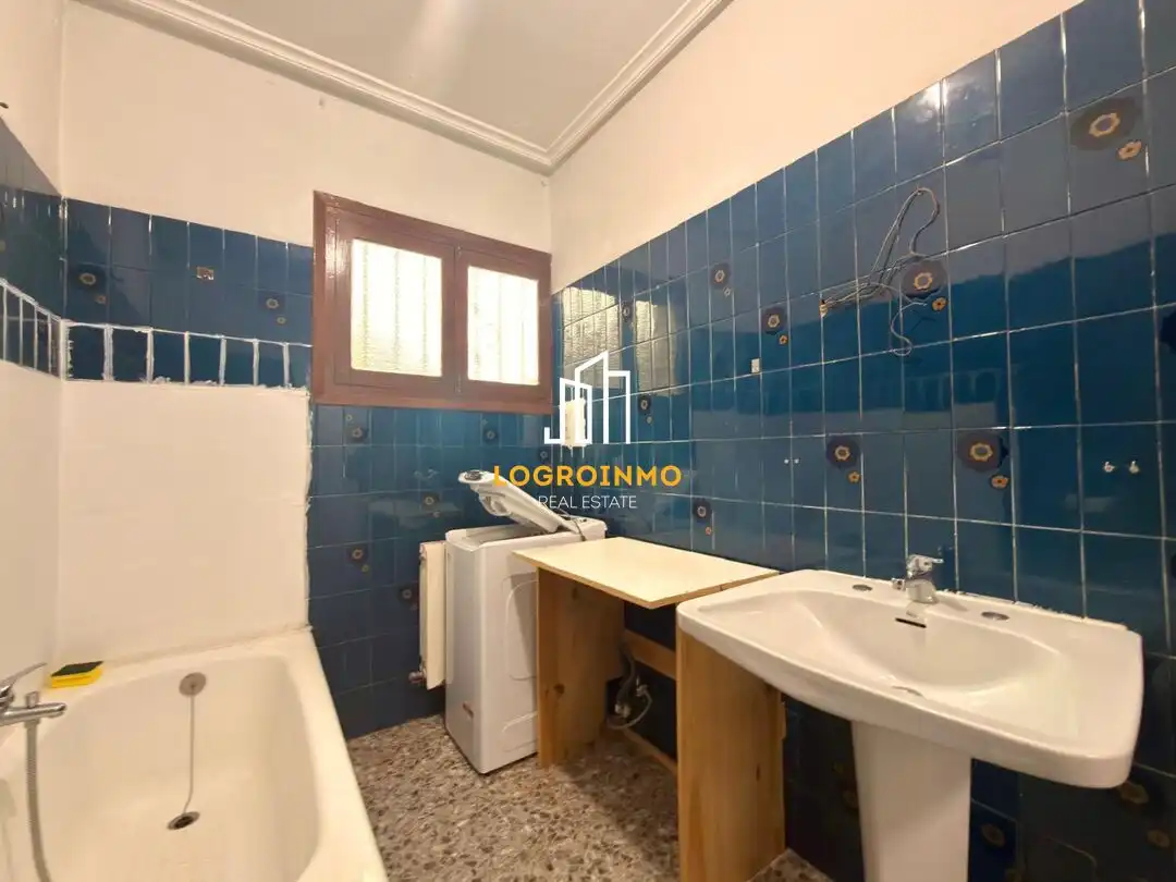 Bathroom of Houses for sale in Tricio  with Heating, Private garden and Parquet flooring