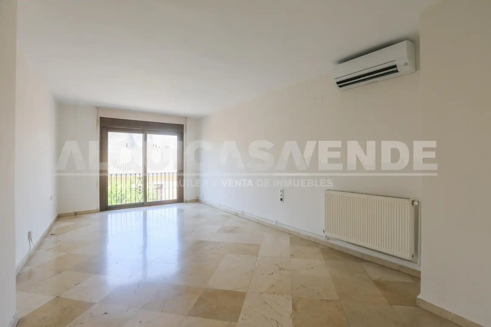 Sala d'estar de Pis en venda en Sevilla amb Aire condicionat, Calefacció i Jardí privat