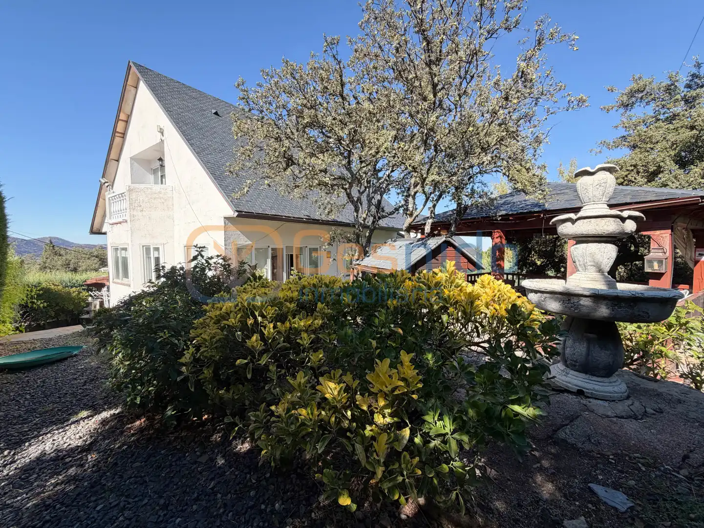 Vista exterior de Casa o xalet en venda en El Espinar amb Calefacció, Jardí privat i Terrassa