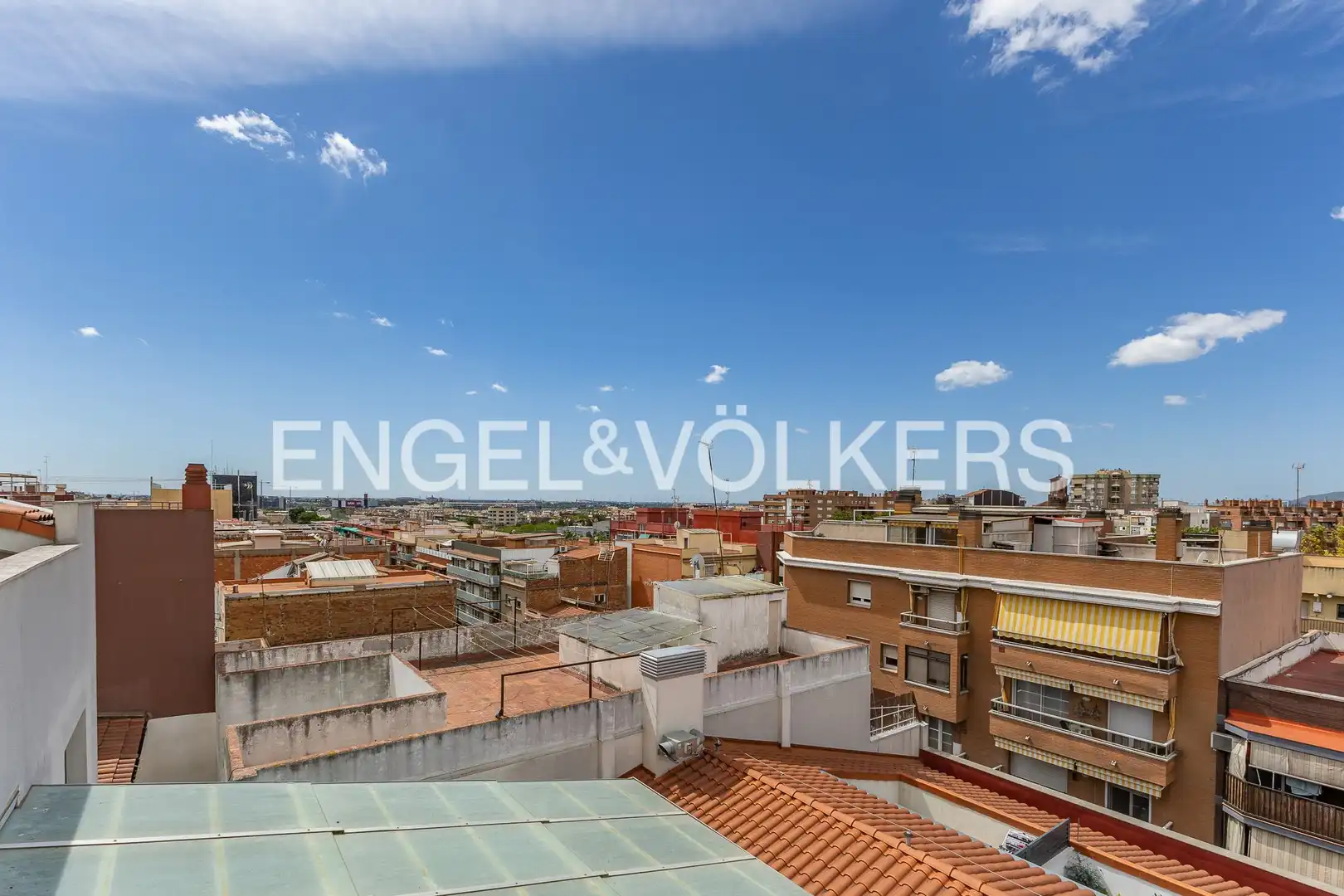 Vista exterior de Àtic en venda en Cornellà de Llobregat amb Aire condicionat, Calefacció i Terrassa