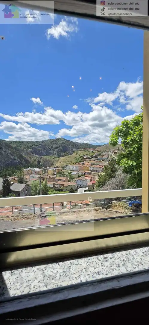 Vista exterior de Casa o xalet en venda en La Pola de Gordón  amb Calefacció, Jardí privat i Parquet
