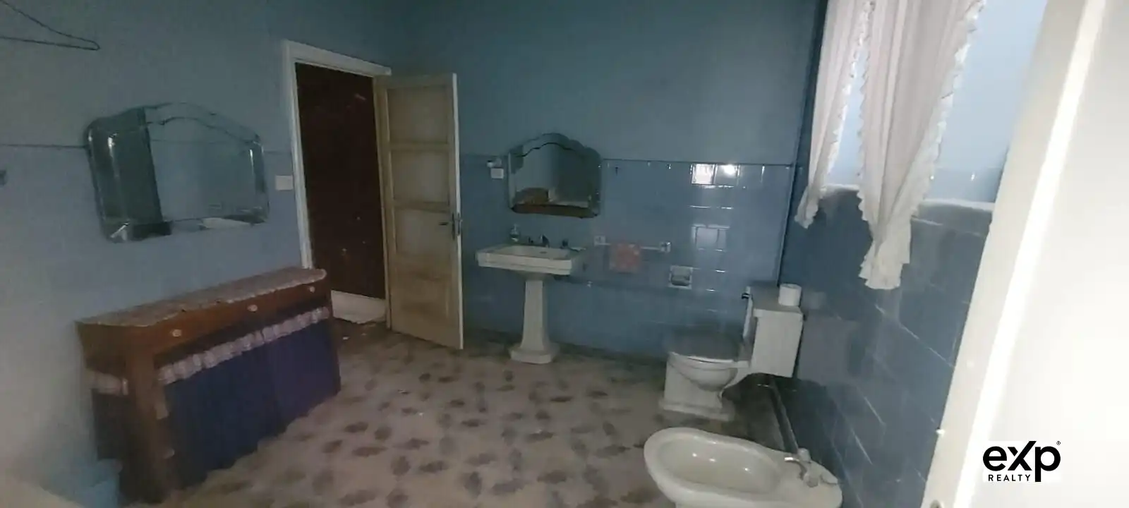 Bathroom of Houses for sale in O Valadouro    with Parquet flooring