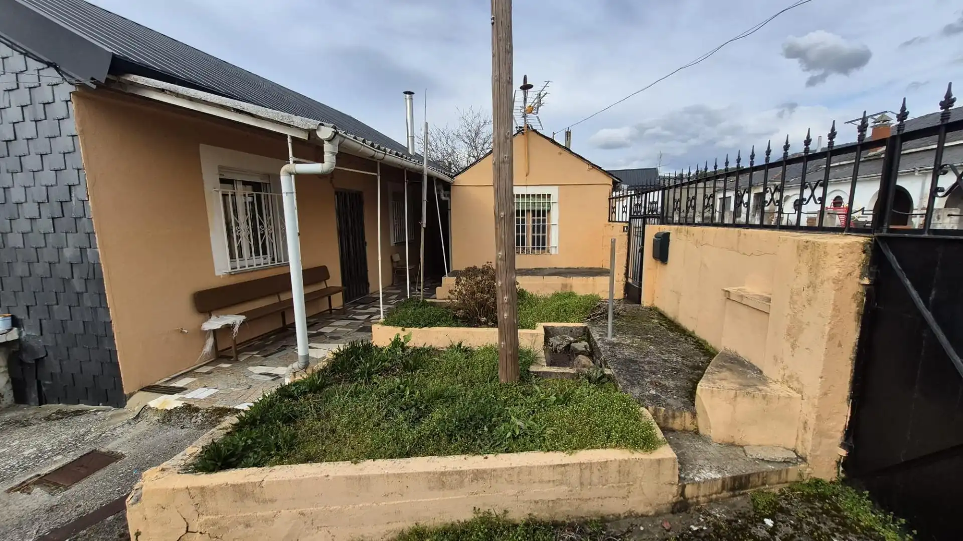 Vista exterior de Casa o chalet en venta en Fabero con Jardín privado y Balcón