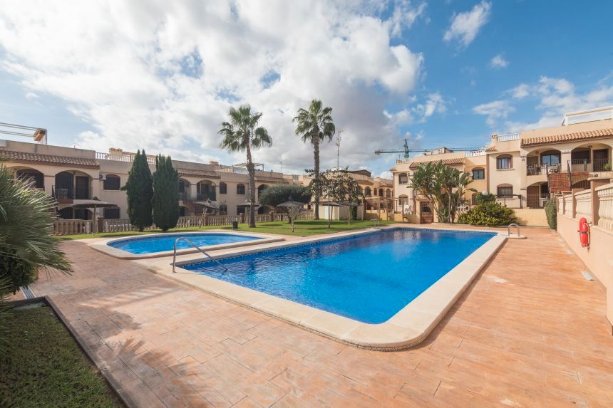 Swimming pool of House or chalet for sale in Torrevieja  with Air Conditioner, Heating and Terrace