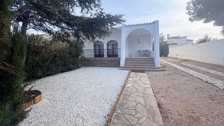 Vista exterior de Casa o xalet en venda en Mont-roig del Camp amb Aire condicionat, Jardí privat i Traster