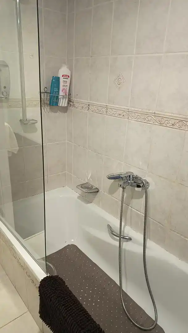 Badezimmer von Wohnung zur Miete in Torremolinos mit Klimaanlage, Privatgarten und Abstellraum