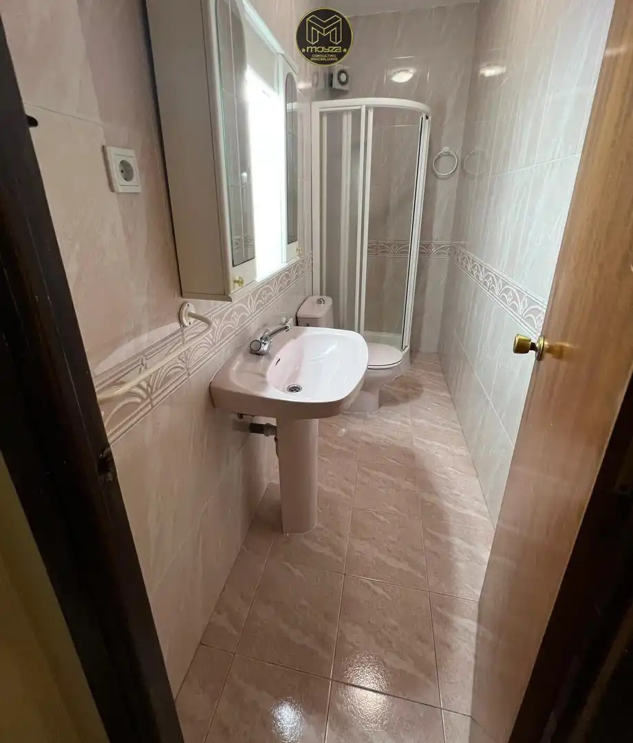Badezimmer von Wohnung zum Verkauf in Linares mit Klimaanlage, Terrasse und Abstellraum