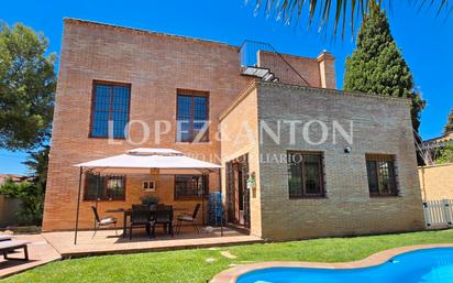 Vista exterior de Casa o xalet en venda en L'Eliana amb Aire condicionat, Calefacció i Jardí privat