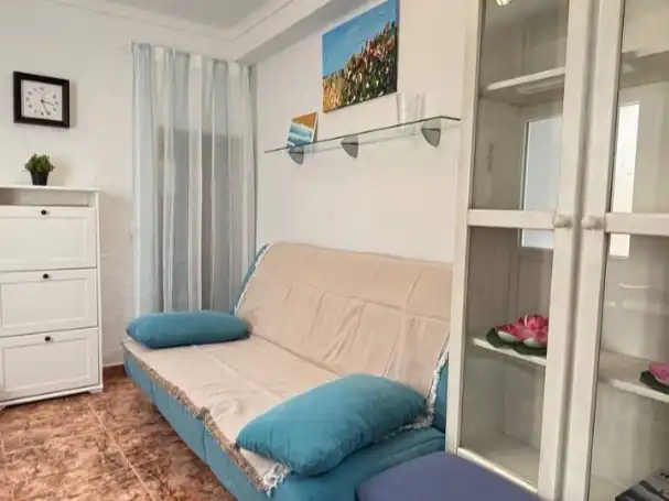 Sala d'estar de Casa adosada en venda en Algarrobo amb Aire condicionat, Terrassa i Balcó