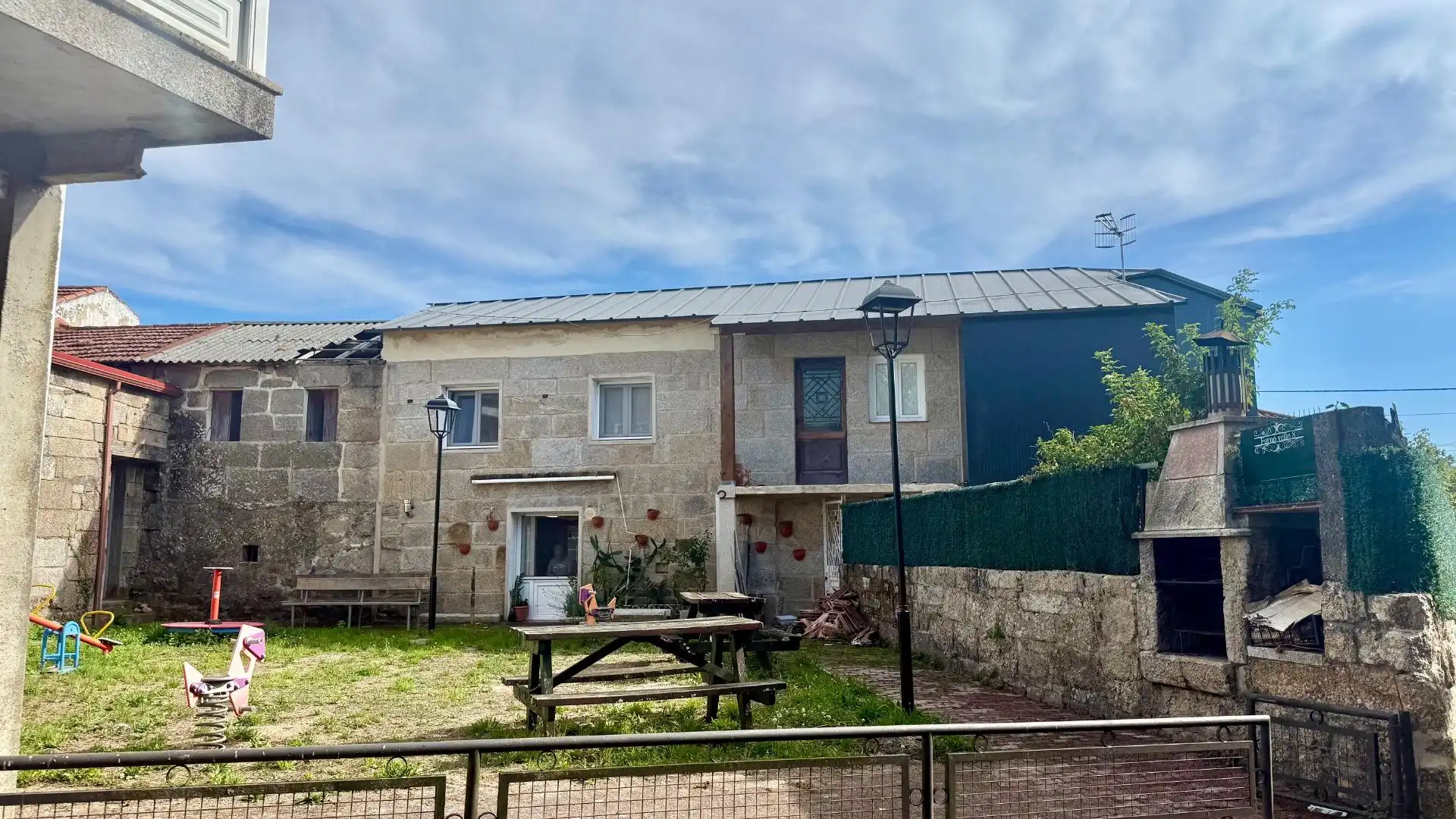 Vista exterior de Casa o xalet en venda en O Carballiño   amb Calefacció, Jardí privat i Terrassa