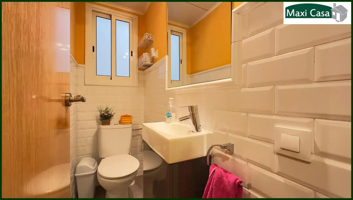 Bathroom of Flat for sale in Barcelona  with Heating, Parquet flooring and Terrace