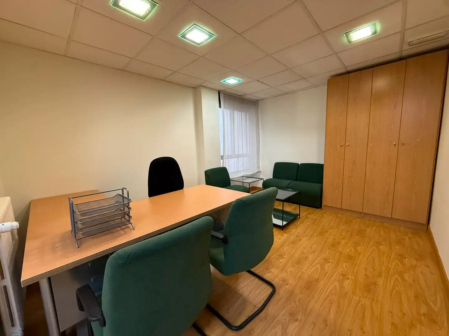 Oficina de alquiler en Oviedo  con Calefacción, Terraza y Amueblado