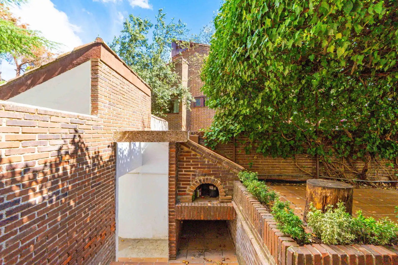 Außenansicht von Einfamilien-Reihenhaus zur Miete in Boadilla del Monte mit Klimaanlage, Heizung und Privatgarten