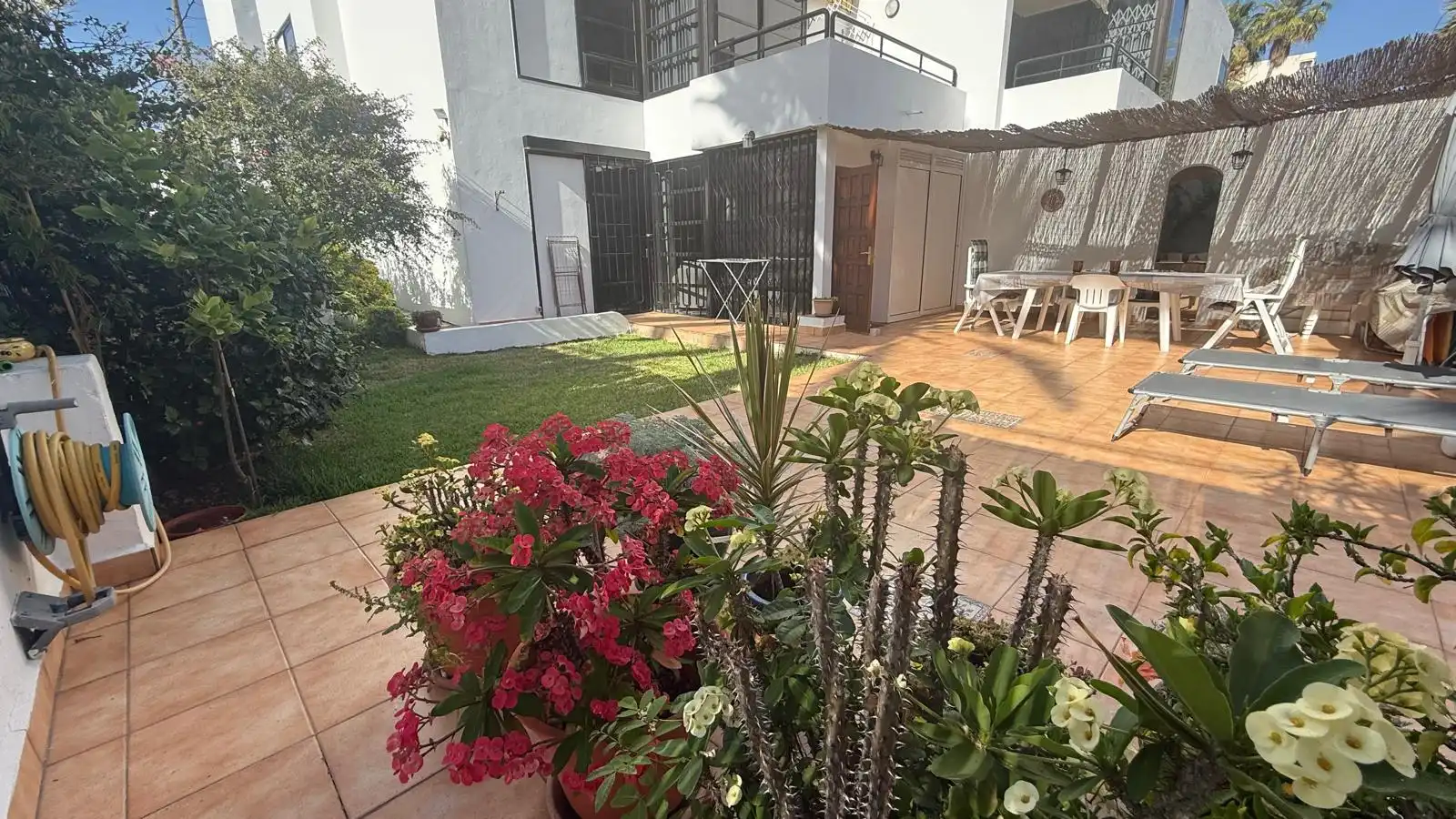 Garten von Erdgeschoss zum Verkauf in Arona mit Privatgarten, Terrasse und Abstellraum