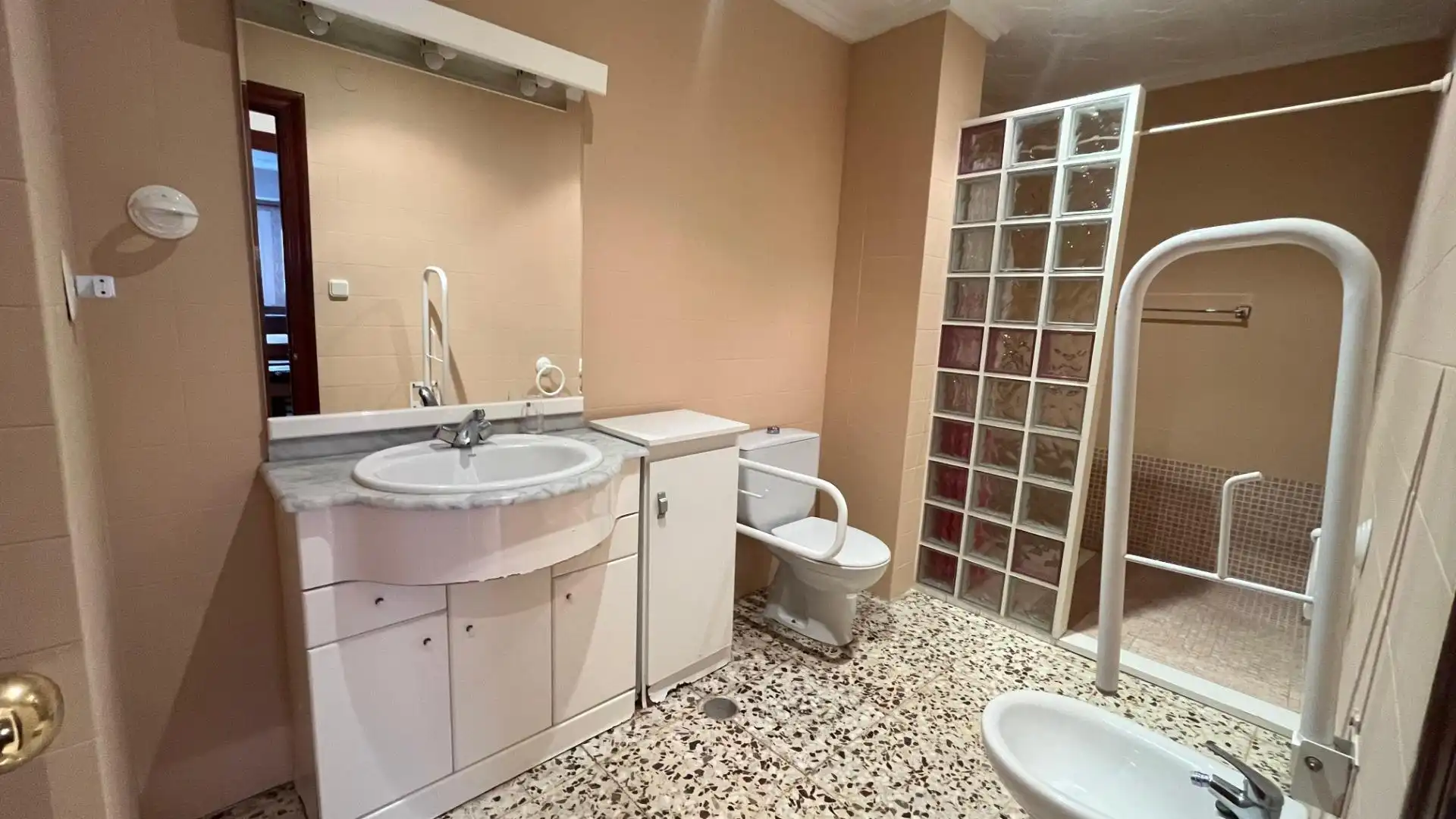 Bathroom of Flat for sale in Elche / Elx  with Air Conditioner and Furnished