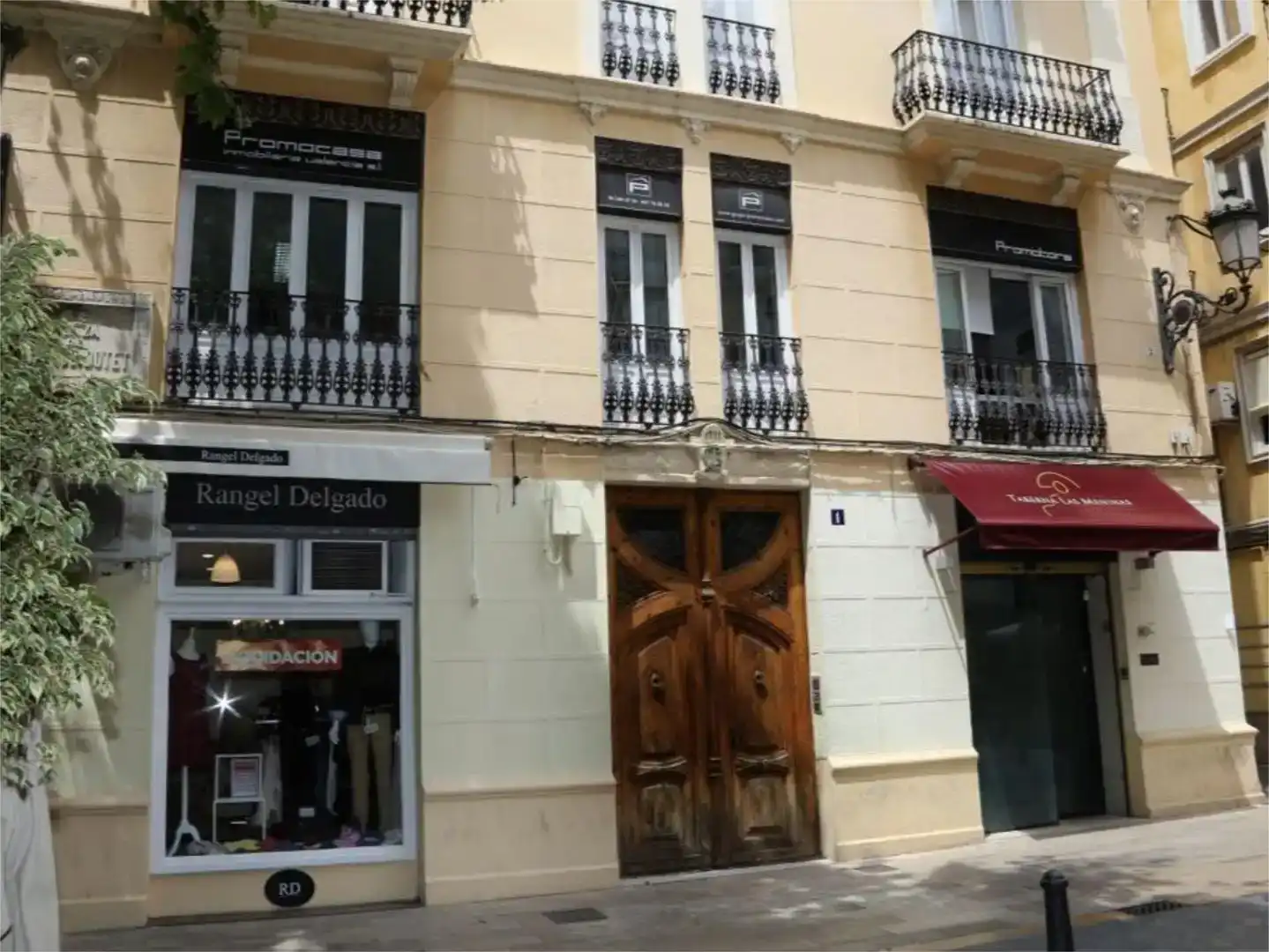 Vista exterior de Àtic de lloguer en  Valencia Capital amb Aire condicionat