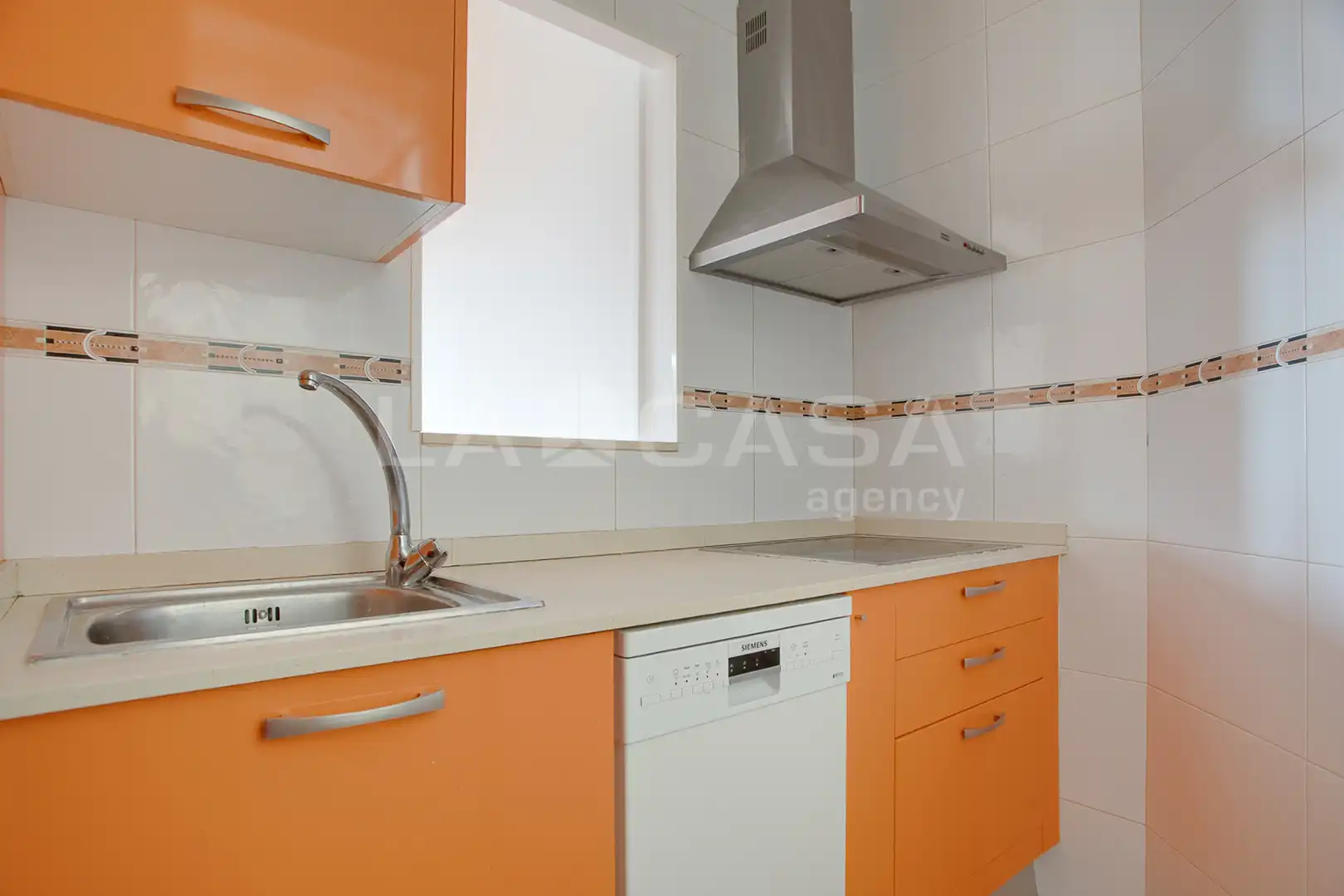 Küche von Wohnung zum Verkauf in Barcelona mit Klimaanlage, Abstellraum und Ofen